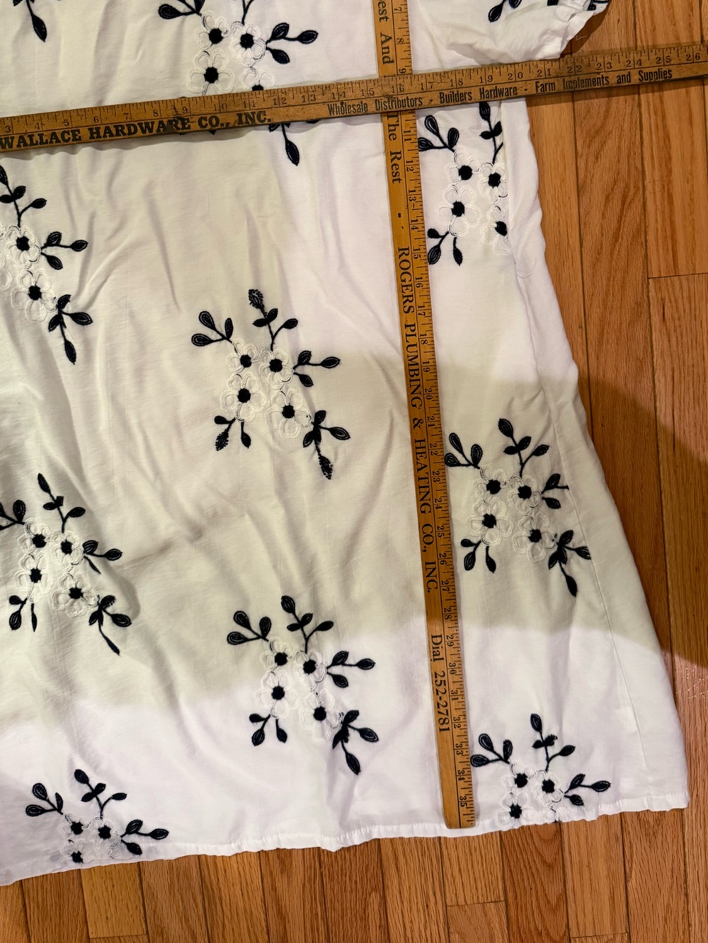 White Dogwood Embroidered Short Sleeve Shift Dress - Black Floral Motif Pockets - Picture 4 of 5